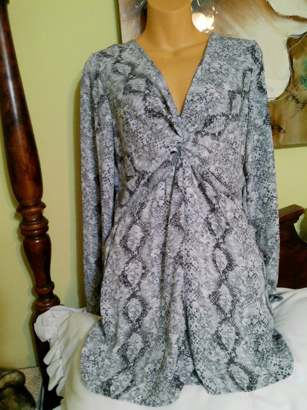 PINK LILY GRAY SNAKE SKIN ROMPER SIZE SMALL GOOD CONDITION